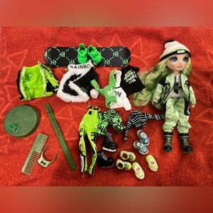 Jade Rainbow High Doll with additional accessories - Winter Break accessories